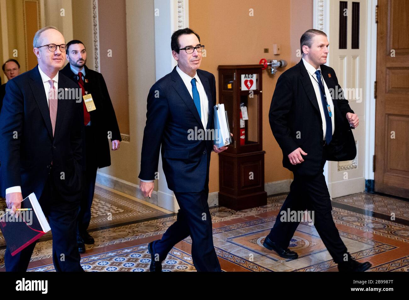 Il Segretario del Tesoro Steven Mnuchin cammina verso la Camera del Senato. Foto Stock