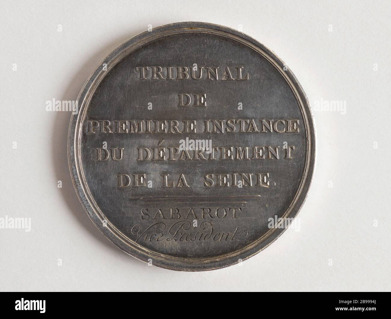 SECONDO IL GIUDICE LA CORTE DI PRIMO GRADO DEL DIPARTIMENTO DELLA SENNA, UN VIII CON ANNUNCIO PIERRE FELIX SABAROT, VICE PRESIDENTE NICOLAS-MARIE GATTEAUX (1751-1832). Médaille de fonction de juge au tribunal de première instance du département de la Seine, an VIII, ayant appartenu à Pierre-Félix Sabarot, vice-président. Argent. 1800. Parigi, musée Carnavalet. Foto Stock