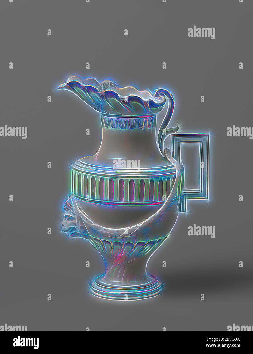 Caraffa in porcellana. Dipinta in viola chiaro e oro con bordi meandri e cannelure. Decorato con un pendolo in rilievo sul quale pende una maschera di leone., produzione Oud-Loosdrecht, Loosdrecht, 1774 - 1784, porcellana (materiale), h 27.5 cm d 9 cm w 19 cm, Reimaginated by Gibon, disegno di calda allegra luce e luminosità radianti. Arte classica reinventata con un tocco moderno. La fotografia ispirata al futurismo, abbracciando l'energia dinamica della tecnologia moderna, del movimento, della velocità e rivoluzionando la cultura. Foto Stock