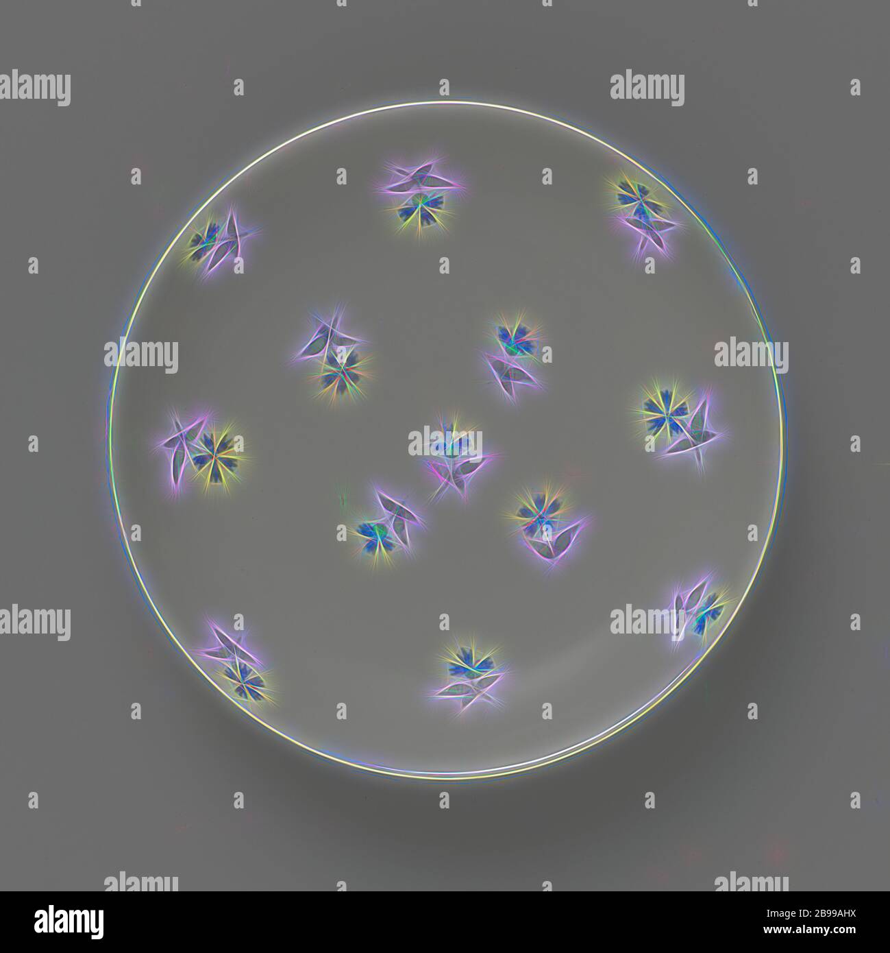 Piatto, dipinto con fiori di mais, decorato con fiori di mais. Contrassegnato Amstel in blu sotto lo smalto e inciso L1., produzione Oud-Loosdrecht, Loosdrecht, c. 1784, porcellana (materiale), d 13.1 cm × h 2.4 cm, Reimagined by Gibon, disegno di calda e allegra luce di luminosità e di luminosità dei raggi. Arte classica reinventata con un tocco moderno. La fotografia ispirata al futurismo, abbracciando l'energia dinamica della tecnologia moderna, del movimento, della velocità e rivoluzionando la cultura. Foto Stock
