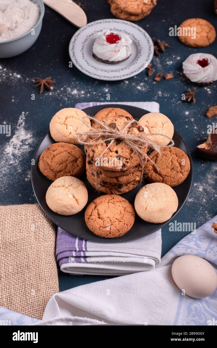 Piatto di biscotti e torta sul tavolo Foto Stock
