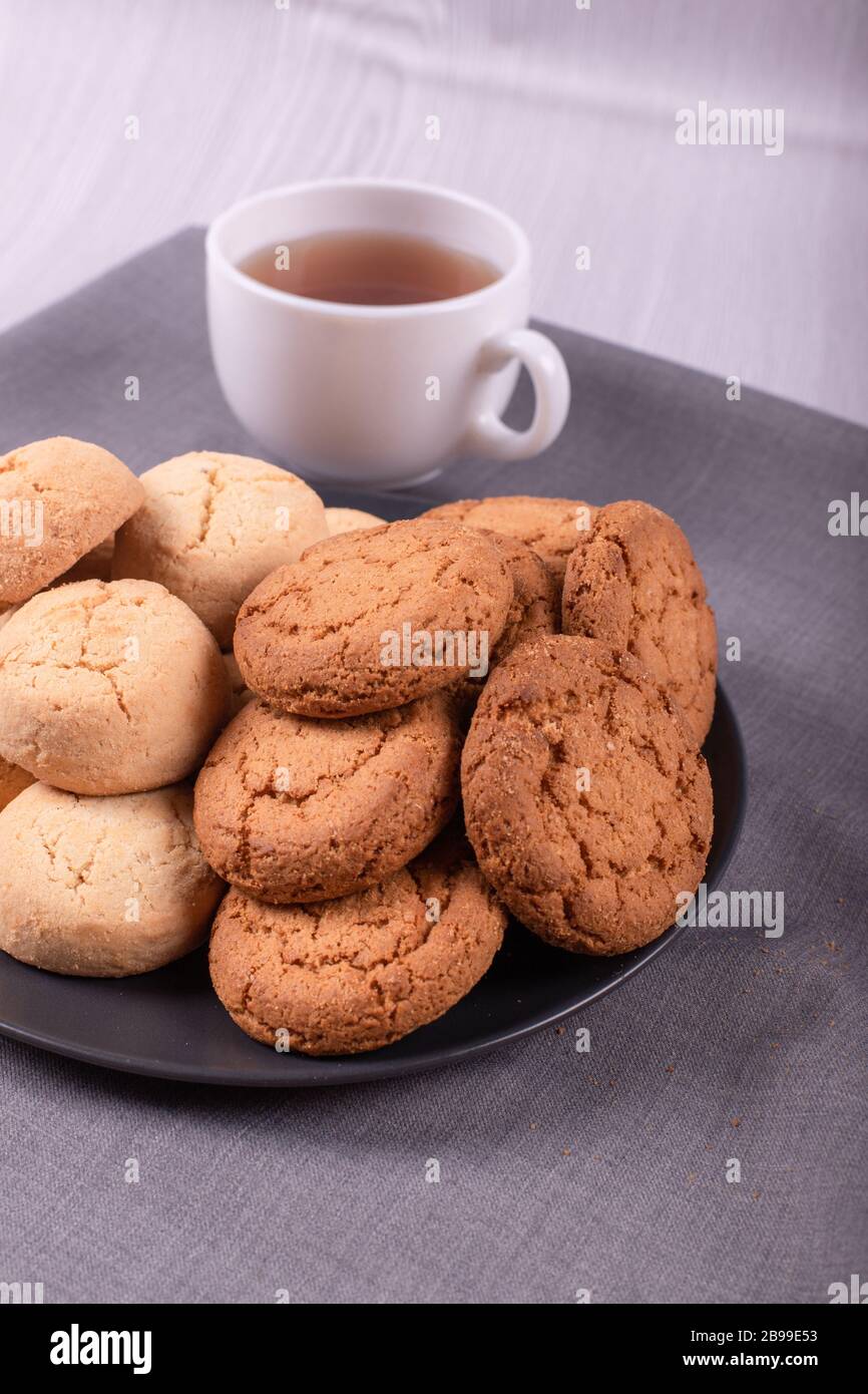 Tazza di tè nero con le pinzette Foto Stock