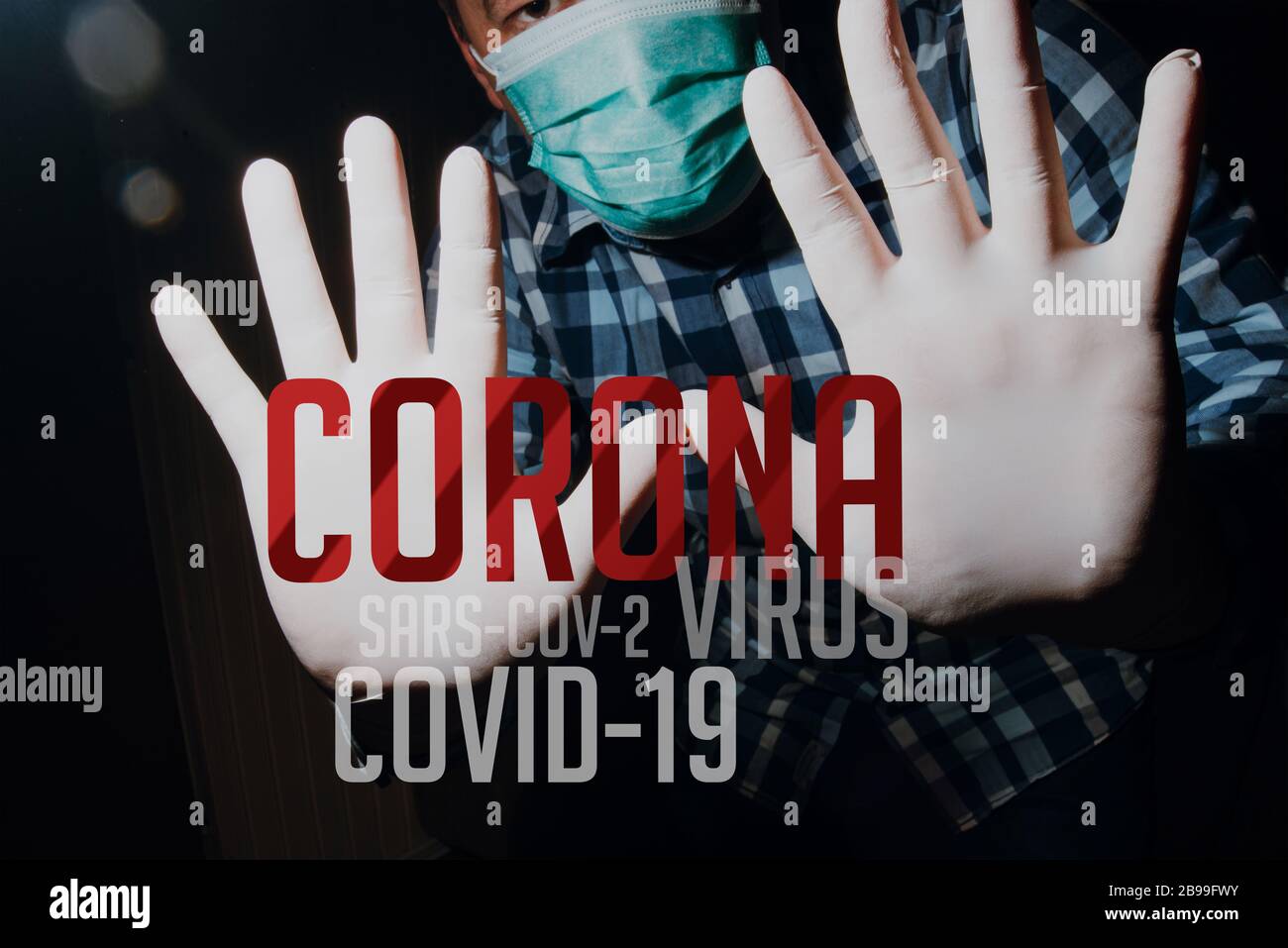 uomo affraid mani sociale con guanti e maschera medica per la protezione dal virus corona covid-19 Foto Stock