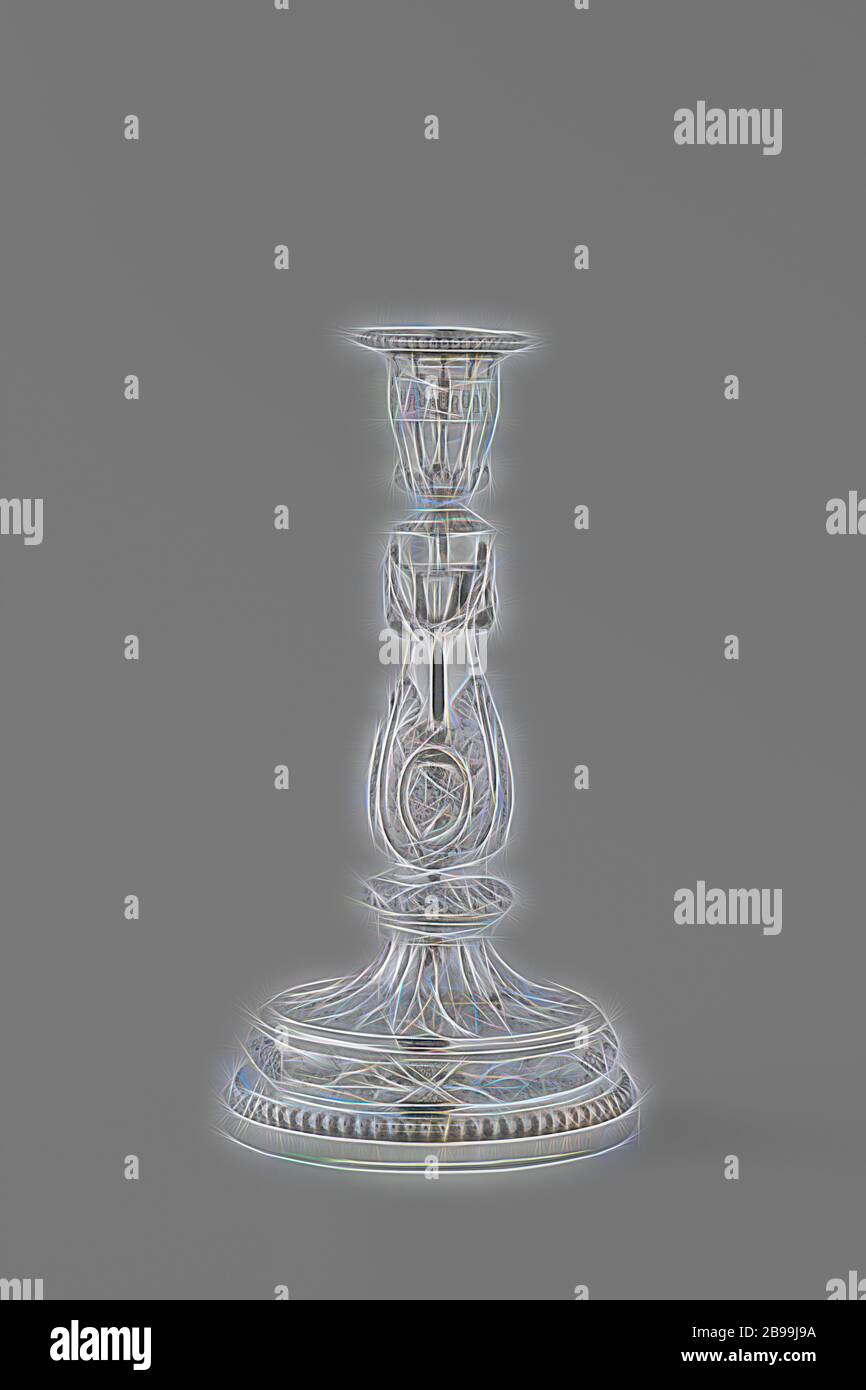 Coppia di candelieri candelabro con medaglioni coppia di candelieri, i candelabri sono circolari in sezione trasversale. La a parete dritta base presenta una parte superiore piatta su cui corre una perla cerchio che circonda il piede. Questo è costruito in più fasi e consiste di uno strato della parte liscia, una maggiore parte centrale al di sopra del quale un serto di foglie di alloro e bacche legata con nastri corre e una curva, il ringiovanimento parte con una decorazione di due strati di foglie di fascio sovrapposti su un fustellato di massa. Piede e trunk sono separati da una superficie piana di nodus, decorato con foglie di acanto, chiuso dai bordi del profilo. La balaustra-sh Foto Stock