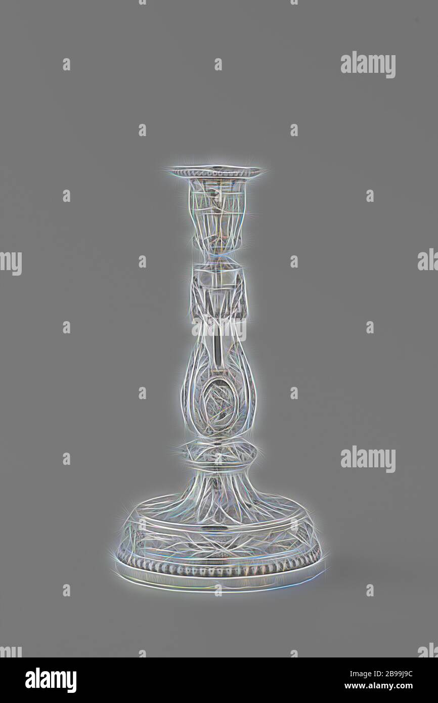 Coppia di candelieri candelabro con medaglioni coppia di candelieri, i candelabri sono circolari in sezione trasversale. La a parete dritta base presenta una parte superiore piatta su cui corre una perla cerchio che circonda il piede. Questo è costruito in più fasi e consiste di uno strato della parte liscia, una maggiore parte centrale al di sopra del quale un serto di foglie di alloro e bacche legata con nastri corre e una curva, il ringiovanimento parte con una decorazione di due strati di foglie di fascio sovrapposti su un fustellato di massa. Piede e trunk sono separati da una superficie piana di nodus, decorato con foglie di acanto, chiuso dai bordi del profilo. La balaustra-sh Foto Stock