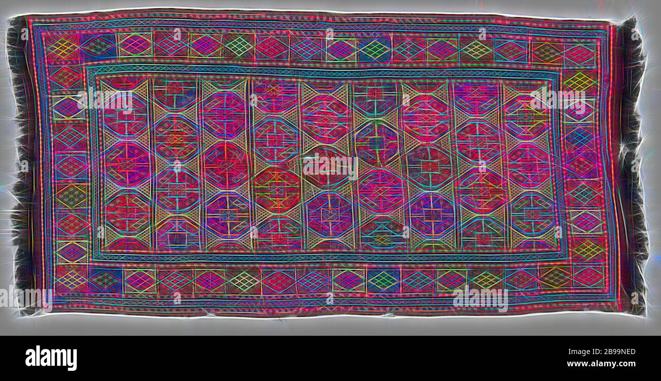 Tappeto con infinite relazioni di file sfalsate di gulse contigue, bordo a scacchiera, tappeto orientale in tessuto liscio con brocciature. Nel campo intermedio viene visualizzato un rapporto infinito che scaglola le righe di guls contigui con un rettangolo al centro. Bordi decorati con blocchi con diamanti a scacchiera, anonimo, Turkmenie, 1800 - 1900, h 198 cm × w 92 cm, Reimagined by Gibon, disegno di calda e allegra luce incandescente di luminosità e raggi di luce radianza. Arte classica reinventata con un tocco moderno. Fotografia ispirata al futurismo, abbracciando l'energia dinamica della tecnologia moderna, muoviti Foto Stock