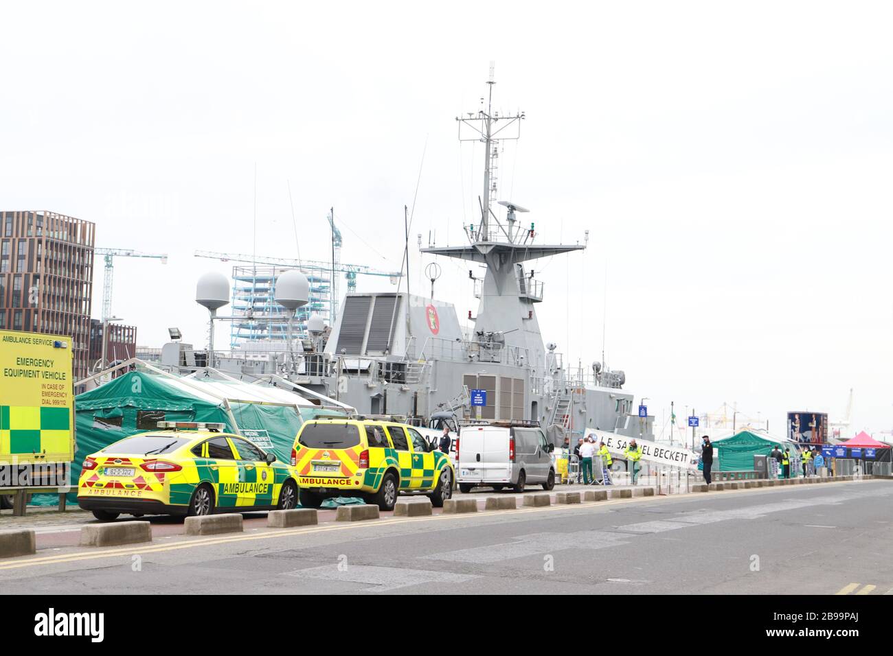 Dublino. 24 Marzo 2020. La foto scattata il 23 marzo 2020 mostra che una nave marina irlandese è stata trasformata in un centro di test COVID-19 a Dublino, Irlanda. Altri due pazienti del COVID-19 sono morti mentre altri 219 nuovi casi di coronavirus sono stati confermati in Irlanda lunedì, il Dipartimento della Sanità del paese ha detto in una dichiarazione. Ad oggi, ci sono stati un totale di 1,125 casi confermati di COVID-19 e sei decessi correlati alla COVID-19 nel paese, ha detto la dichiarazione, aggiungendo che le ultime due vittime della malattia sono entrambi maschi provenienti dall'Irlanda orientale. Credit: Xinhua/Alamy Live News Foto Stock