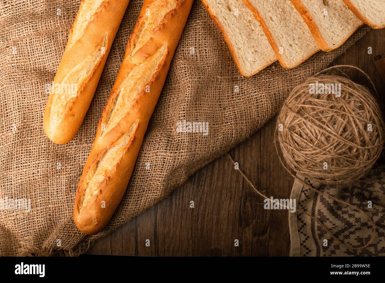 Gustosa baguette con fette di pane bianco Foto Stock