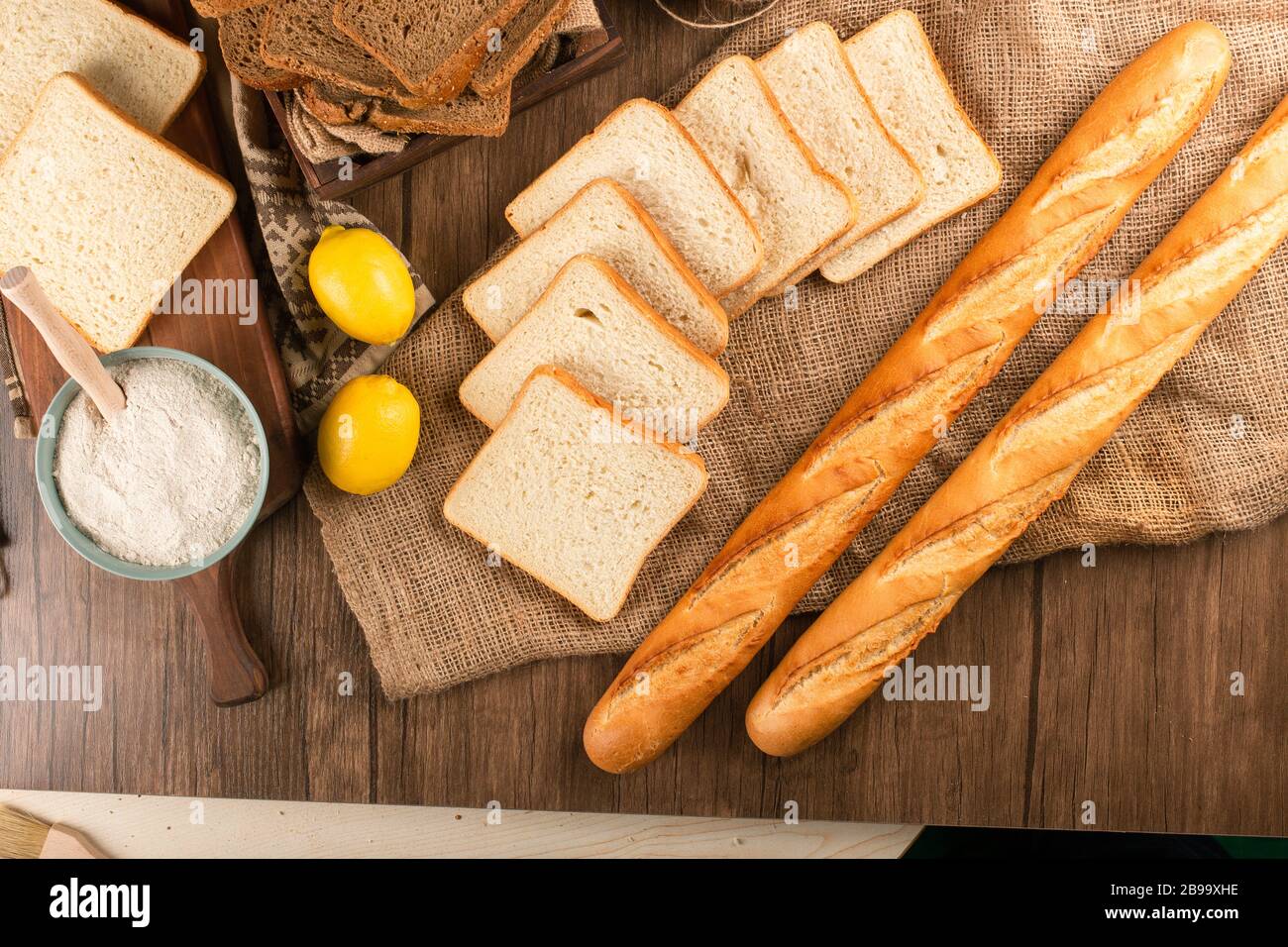 Baguette francese con fette di pane nel cesto Foto Stock