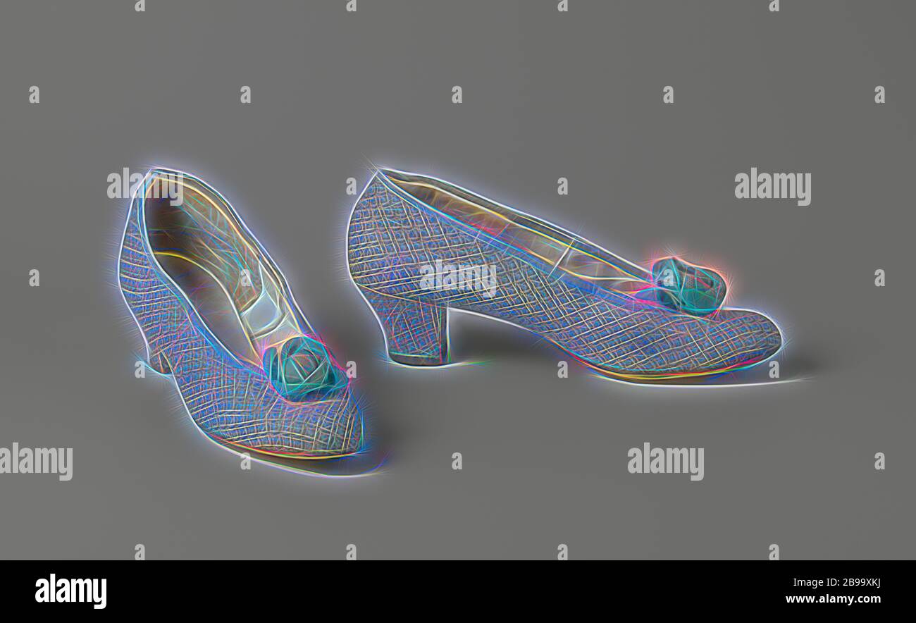 Coppia di scarpe da donna con peacock piuma di pompa di pattern in seta blu brocade con filo di oro in un pavone feather pattern, la scarpa da donna in seta blu brocade con filo di oro in un pavone feather pattern. Modello: Al naso è arrotondato in pezzo unico, foglie di Brocade. La parte anteriore del tacco corre dritto verso il basso. Il lato posteriore e del tallone sono leggermente montato e rivestito con blue brocade. Il tallone ha una pelle marrone rim dal retro. Retro in pelle con otto chiodi legato al tacco e suola in cuoio. Metà posteriore della parte superiore rivestita con bianco avorio cuoio. Tallone rivestito di velluto beige. La lamiera anteriore rivestito con i Foto Stock