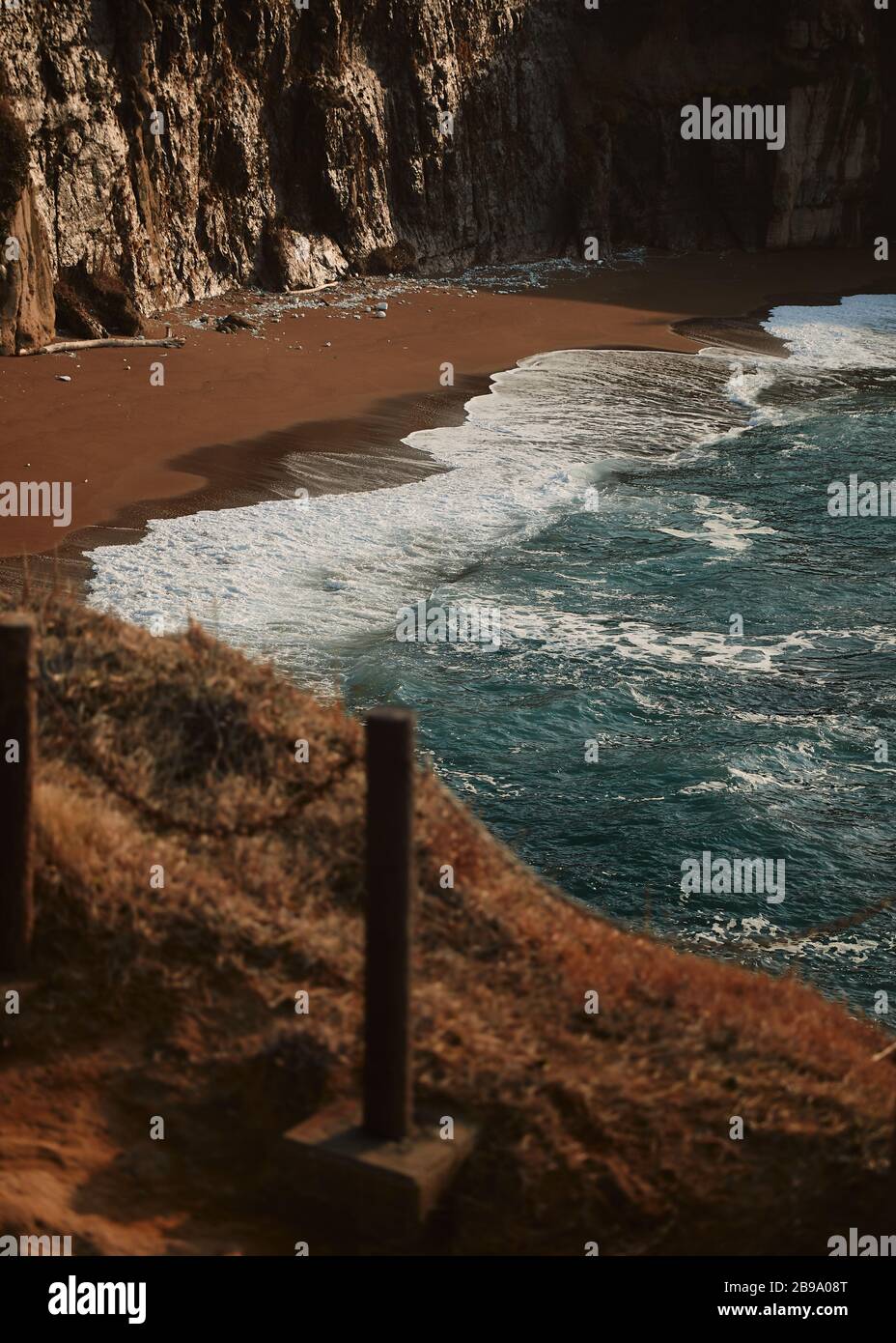 Spiaggia appartata con un mare delicato. Foto Stock