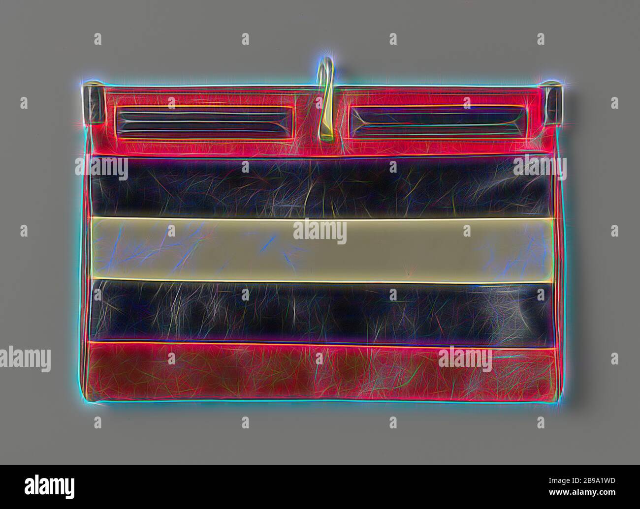 Borsa in pelle, quattro fasce orizzontali in rosso, bianco e blu, borsa piatta o busta in pelle, bianca e blu. Sacchetto piatto, senza linguetta. Una cinghia di cuoio blu corre dalla striscia bianca nella parte anteriore centrale, con un anello e una clip color rame che viene fatta scorrere sopra l'apertura della borsa. Fodera in seta rossa a coste, dotata di tre scomparti. Nessun indirizzo., Chanel, Paris, c. 1970 - c. 1975, geheel, schiusa, voering, doratura, l 20.5 cm × w 30.5 cm × h 3 cm, Reimagined by Gibon, disegno di calda e allegra luce incandescente di luminosità e di luminosità raggi. Arte classica reinventata con un tw moderno Foto Stock