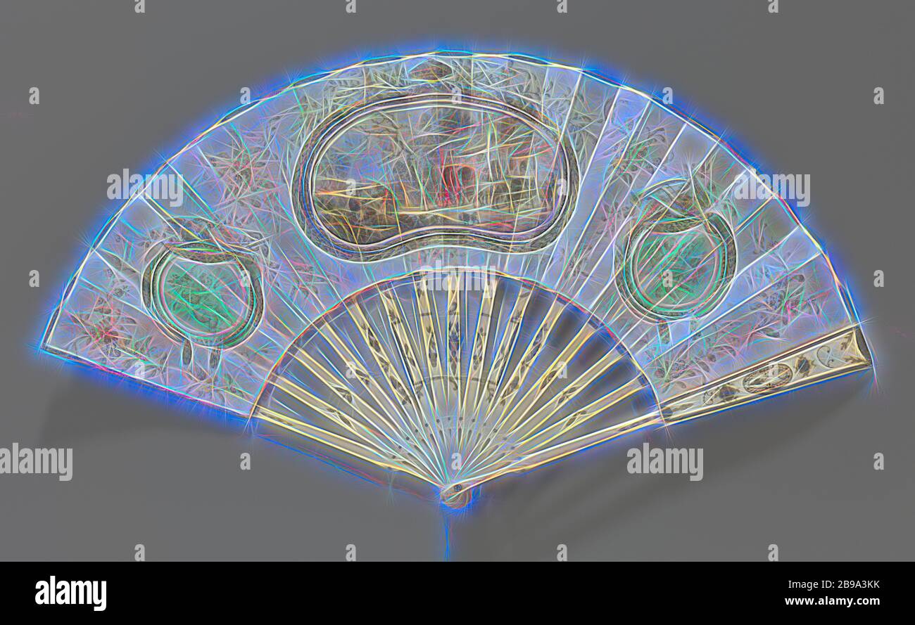 Ventola di piegatura con tre medaglioni in cui una scena in una locanda (?), affiancato da putti con uccelli, ventola di piegatura con il foglio di carta sul quale tre medaglioni sono dipinti ad acquerello e vernice dorata in cui una scena in una locanda centralmente è affiancato da putti con uccelli, su di un telaio di osso intarsiato con foglia oro e argento. Al centro sulla parte anteriore della balestra un medaglione ovale in cui i cavalli di un pullman avere acqua e cibo in una locanda (?), con due uomini gesticulating sulla sinistra e un keeshond nella parte anteriore. Il medaglione è circondato da una golden corona di alloro e ha un vaso d'oro o urn sulla parte superiore. Il round Foto Stock