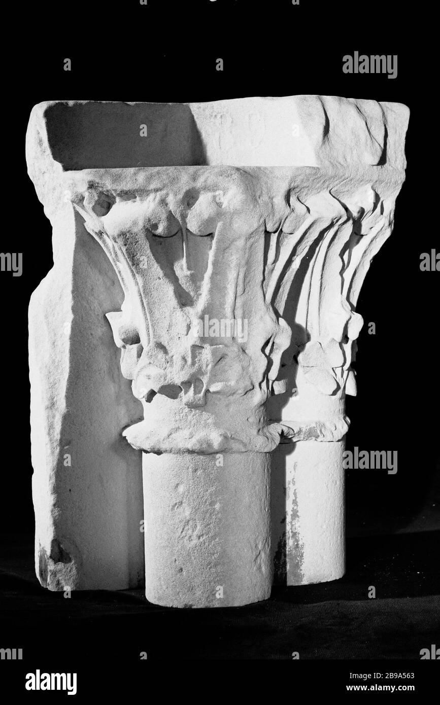 TRAVE SUPERIORE DI COLONNE IMPEGNATE IN CAPITELLI ORNES LASCIA UN UNCINI E IVY FOGLIE, PIETRA DALL'HOTEL-DIEU, XIII SECOLO (CAT. 45) Anonyme. Partie supérieure d'un faisceau de colonnettes engagées aux chapiteaux ornés de feuilles à crochets et de feuilles de lierre, en pierre, provenant de l'Hôtel-Dieu, XIIIe siècle (Cat. 45). Pierre. Parigi, musée Carnavalet. Foto Stock