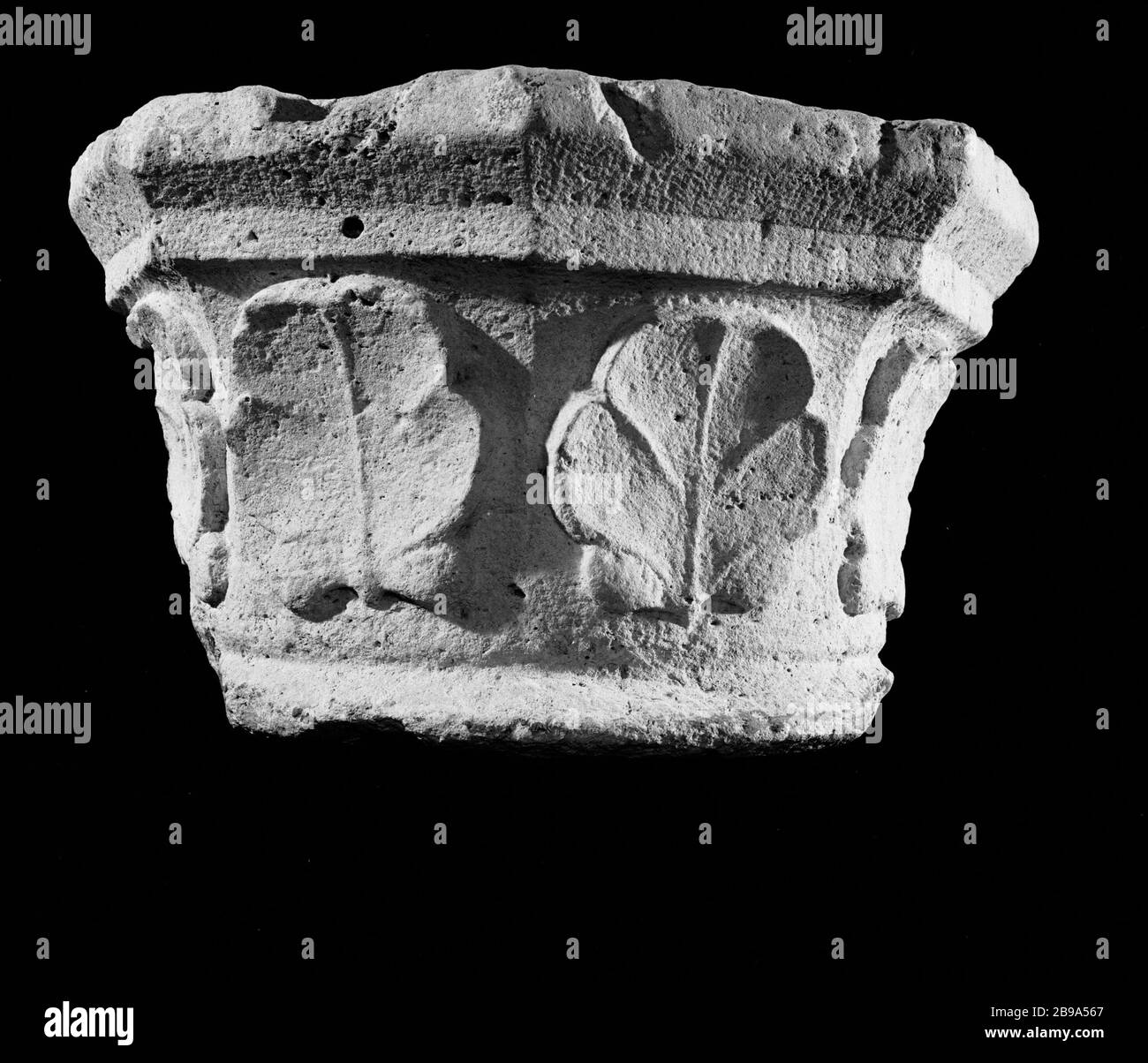 CESTO IN PIETRA TENDA E OTTOGONALE ABACUS DIVISO IN OTTO PANNELLI DECORATI GRANDI FOGLIE DI QUERCIA, DA IGNOTO, XIII SECOLO (CAT. 190) Anonyme. Chapiteau en pierre à abaque octogonal et corbeille partisée en huit panneaux décorés de larges feuilles de chêne, provenienza inconnue, XIII e siècle (Cat. 190). Pierre. Parigi, musée Carnavalet. Foto Stock