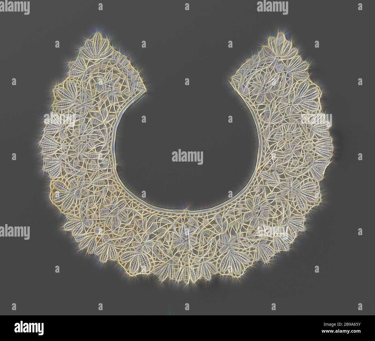 Colletto rotondo in pizzo a bobina con c-volute, colletto in pizzo naturale a bobina: Pizzo duchesse. Modello rotondo piatto che forma quasi un cerchio chiuso. All'interno di un bordo di foglie triple vi sono coppie di c-volute applicate e rami con margherite., anonime, Paesi Bassi (possibilmente), c. 1885 - c. 1899, lino (materiale), pizzo a bobina, w 8 cm × c 73 cm × d 27 cm, Reimagined by Gibon, disegno di calda e allegra luce incandescente di luminosità e di luminosità raggi. Arte classica reinventata con un tocco moderno. Fotografia ispirata al futurismo, che abbraccia l'energia dinamica della tecnologia moderna, del movimento, della velocità e dei rivoluzionari Foto Stock