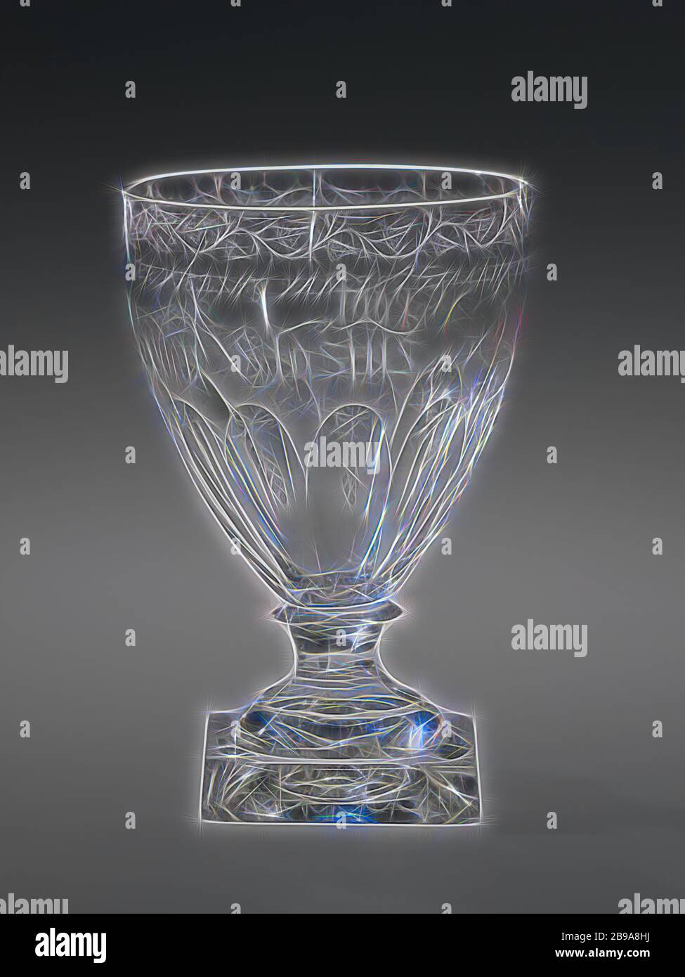Vetro trasparente su base quadrata sul matrimonio di 25 anni di Barend Glasius e Grietje de Groot, vetro trasparente su base ad arco su base quadrata. Tronco corto sfaccettato. Calice ricurvo con fondo sfaccettato. Sul calice il testo inciso: FESTEGGIANDO il GIORNO DI NOZZE di 25 ANNI, da // DWEDLE MR BAREND GLASIUS e Lady GRIETJE de GROOT. // op den 9 maij 1791., Barend Glasius, Grietje de Groot, anonima, 1791, vetro, soffiatura, h 13.4 cm × d 8.8 cm, Reimagined by Gibon, disegno di calda e allegra luce incandescente di luminosità e di radianza dei raggi. Arte classica reinventata con un tocco moderno. Fotografia ispirata a. Foto Stock