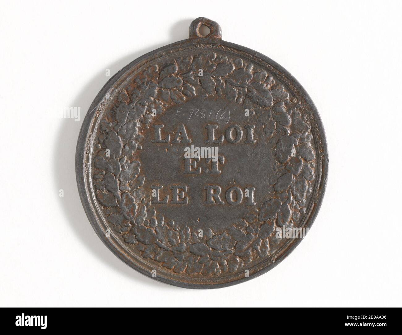 BADGE COLPORTEUR PAPER PUBLIC 'Insigne de colporteur des papiers publics'. Plomb. 1789. Parigi, musée Carnavalet. Foto Stock