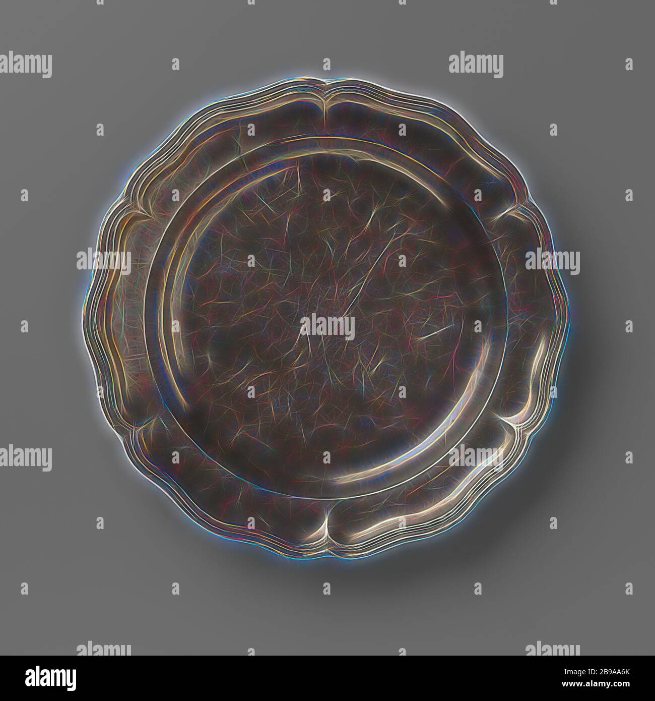 Piatto con bordo scaloppato, piatto di stagno con bordo sagomato, Carolus Theodorus de Ruijr (attribuito a), Roermond, c. 1770 - 1795, stagno (metallo), fondante, h 4.2 cm × d 37 cm, Reimagined by Gibon, disegno di calda allegra luce di luminosità e di luminosità raggi di luce. Arte classica reinventata con un tocco moderno. La fotografia ispirata al futurismo, abbracciando l'energia dinamica della tecnologia moderna, del movimento, della velocità e rivoluzionando la cultura. Foto Stock