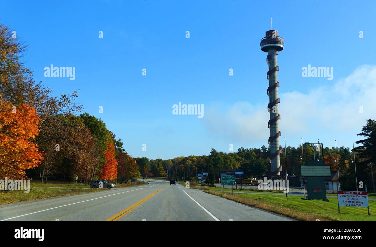 Ontario, Canada - 24 ottobre 2019 - la vista della Torre delle migliaia di isole circondata da un impressionante fogliame autunnale Foto Stock