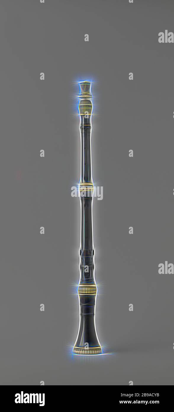 Oboe, ebano nero con avorio, tre lembi, sei buchi, due doppi e due in coppa, Hendrik Richters, Amsterdam, c. 1720, ebano (legno), avorio, l 568.5 mm d 90 mm, Reimagined by Gibon, disegno di calda e allegra luce di luminosità e di luminosità. Arte classica reinventata con un tocco moderno. La fotografia ispirata al futurismo, abbracciando l'energia dinamica della tecnologia moderna, del movimento, della velocità e rivoluzionando la cultura. Foto Stock