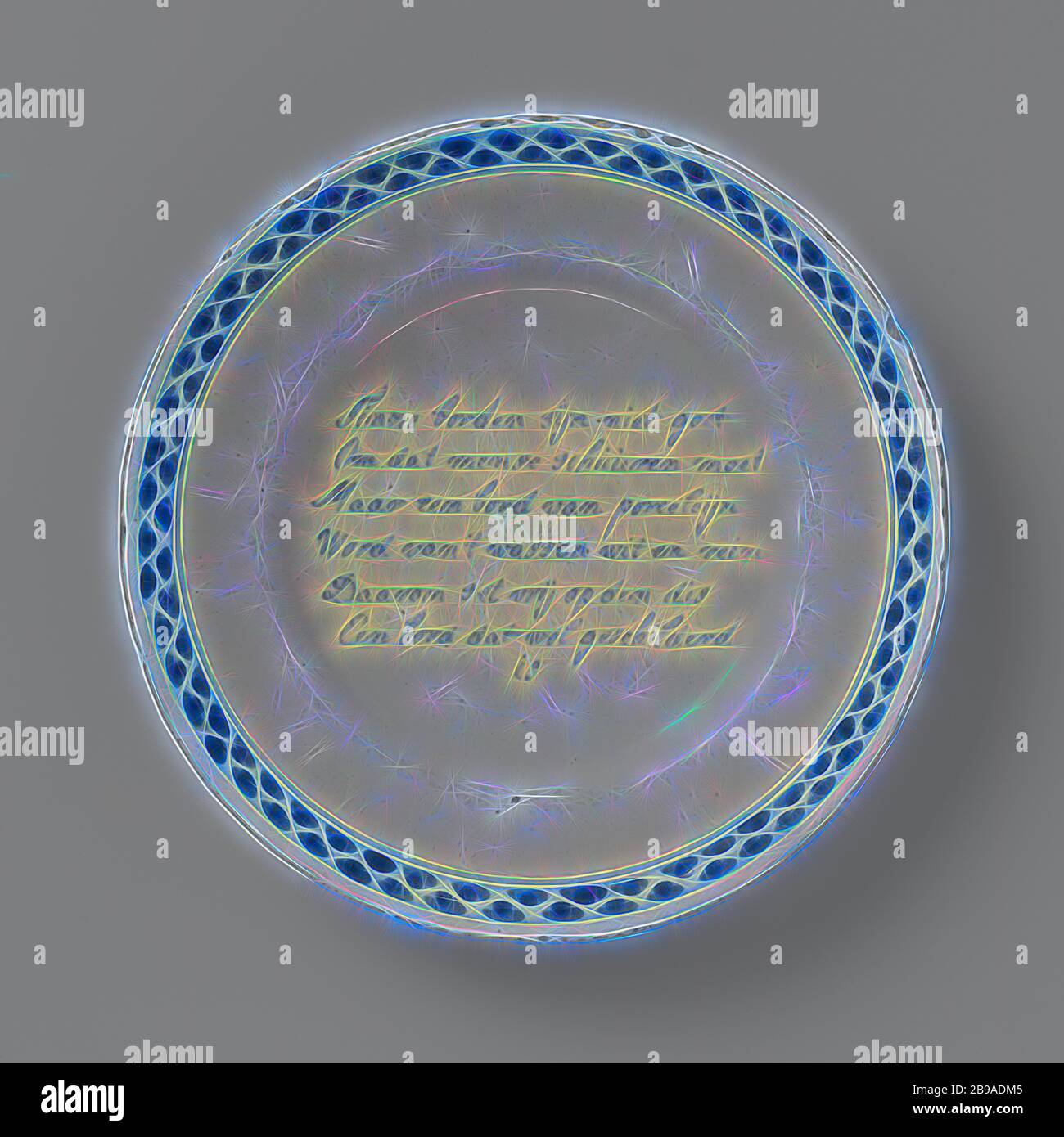 Piatto dipinto con un verse: Le lastre di Tinne non sono buone // perché la gente ha bisogno di capannone ... Una piastra verniciata // piastra di faience. Dipinto di blu con un versetto e un bordo decorato. Il verso dice: Le lastre di Tinne non sono buone // perché le persone devono sparare // ma una piastra di porcelina // diventano bianche e pulite // ecco perché è libera sul disco // UNA piastra che è dipinta // è., anonima, Delft, c. 1740 - c. 1755, d 22.5 cm, Reimagined by Gibon, design di calda e allegra luce di luminosità e di luminosità raggi. Arte classica reinventata con un tocco moderno. Fotografia ispirata a fut Foto Stock