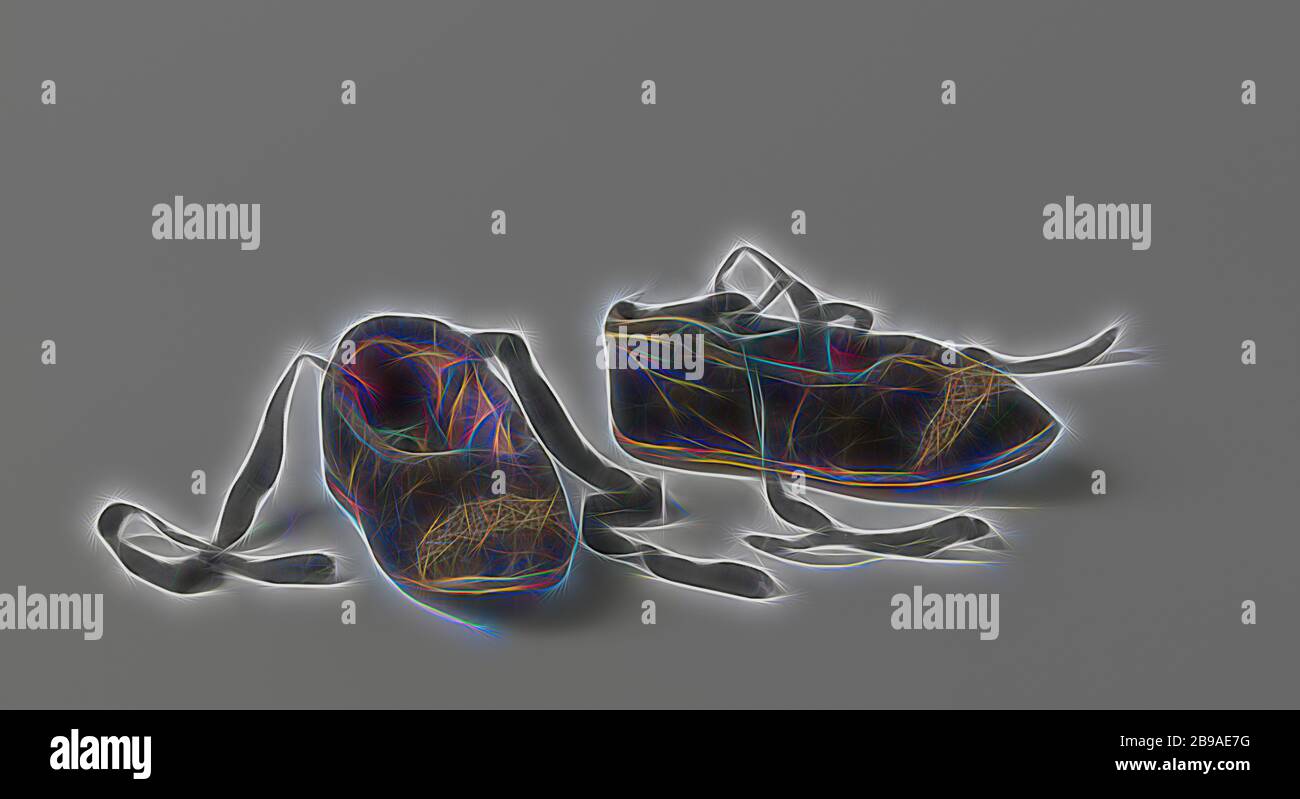 Scarpa di velluto nero, scarpa di velluto nero. Sinistra e destra, cinghie trasversali, suola in pelle, decorata con perline metalliche (arrugginite). Forse una scarpa per bambini o una scarpa per bambola., anonima, Olanda, c. 1800 - c. 1850, schoen, sgabello, voering, filaccia, l 12 cm × l 4.5 cm × h 4.5 cm, Reimagined by Gibon, design di calda e allegra luce incandescente di luminosità e di radianza dei raggi di luce. Arte classica reinventata con un tocco moderno. La fotografia ispirata al futurismo, abbracciando l'energia dinamica della tecnologia moderna, del movimento, della velocità e rivoluzionando la cultura. Foto Stock