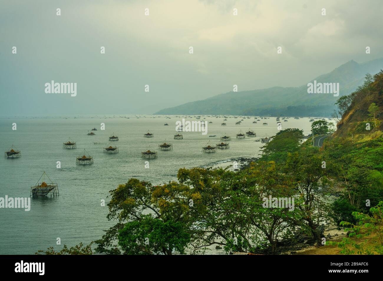Migliaia di piattaforme di pesca si posano l'una all'altra nell'oceano indiano vicino Pelabuhan Ratu, Giava Occidentale, Indonesia Foto Stock