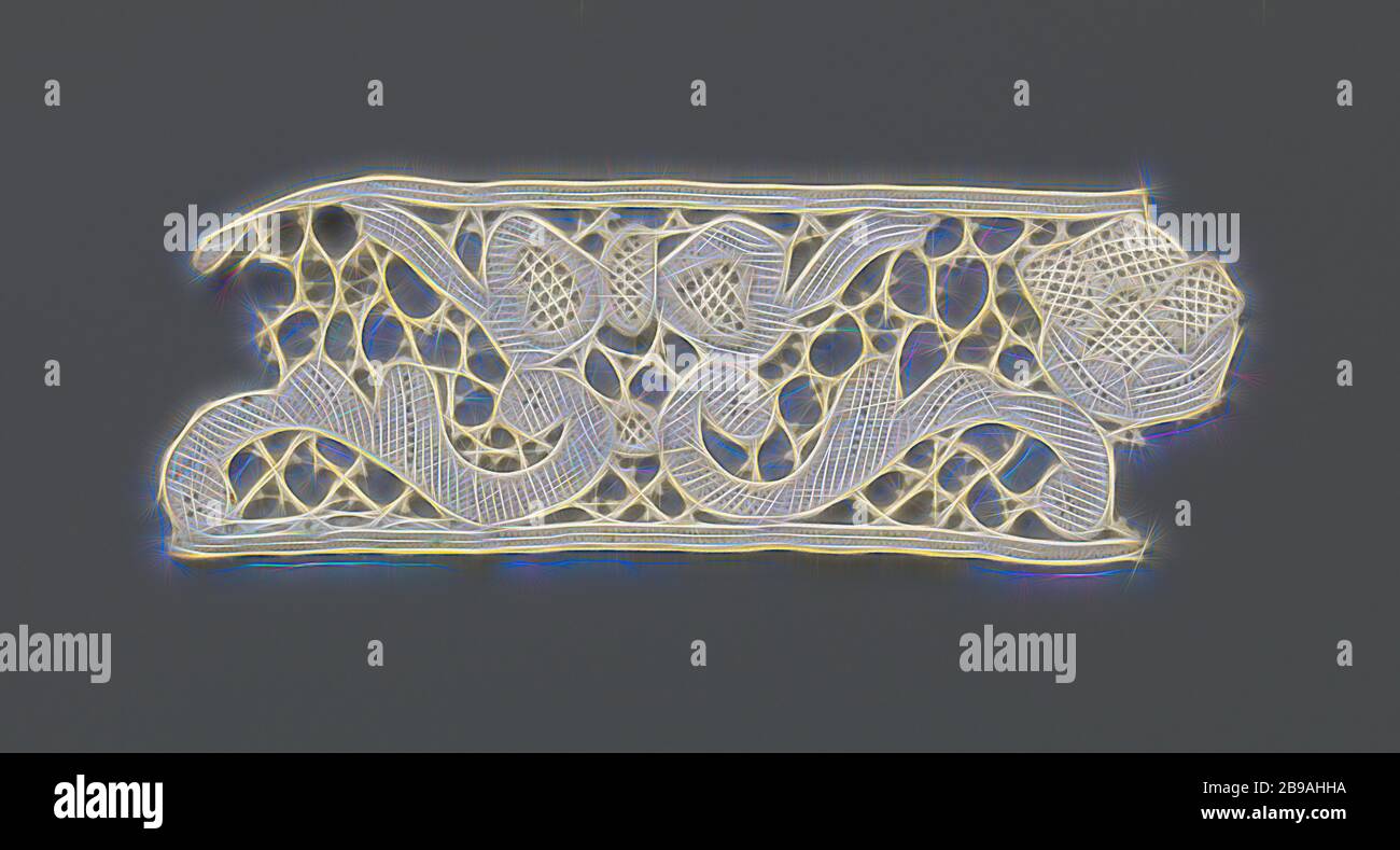 Striscia di laccio ad ago con farfalla sopra le volute, striscia di laccio ad ago di colore naturale: Laccio a rilievo veneziano. Modello simmetrico con farfalla sopra i voluti. A destra di questo è un altro fiore. I motivi sono costituiti da punti festival con incavi applicati con parsimonia e con contorni in rilievo. I motivi sono collegati da una massa a rete. Cuciture ornamentali nelle ali della farfalla e nei petali. La parte superiore e inferiore del nastro sono rifinite dritte., anonime, Belgio, c. 1925 - c. 1936, cotone (tessile), rialzato veneziano, l 15 cm × l 5 cm, reinventato da Gibo Foto Stock