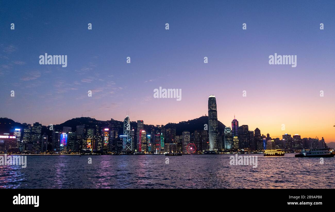 International Finance Centre e intorno allo skyline dell'Isola di Hong Kong di notte Foto Stock