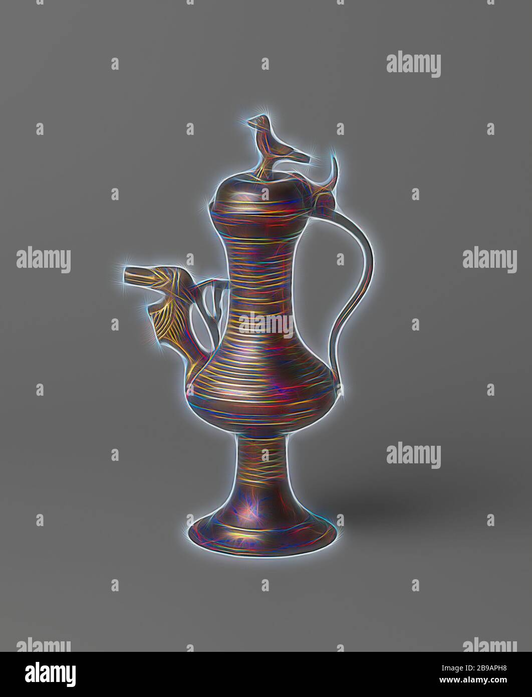 Brocca con lion-beccuccio sagomato con stemma, la caraffa è composta delle parti seguenti: il corpo (con piedi), il coperchio (stampata e ritorto), il tubo di lancio (stampati e goffrati) ), la maniglia, l'appoggio per il pollice, il coperchio manopola (stampata). Il corpo rotondo sorge su un alto basamento rotondo, che si allarga nella parte inferiore in un supporto piatto anello. Il corpo (con inserito nella parte centrale in basso) ha una pancia piatta con la stessa sezione trasversale come il supporto ad anello e un alto cono stretto collo svasato. Il coperchio è convessa e presenta un uccello come una gemma. I bordi del collo e del coperchio sono angolati verso l'interno. Il tubo di lancio presenta la forma o Foto Stock