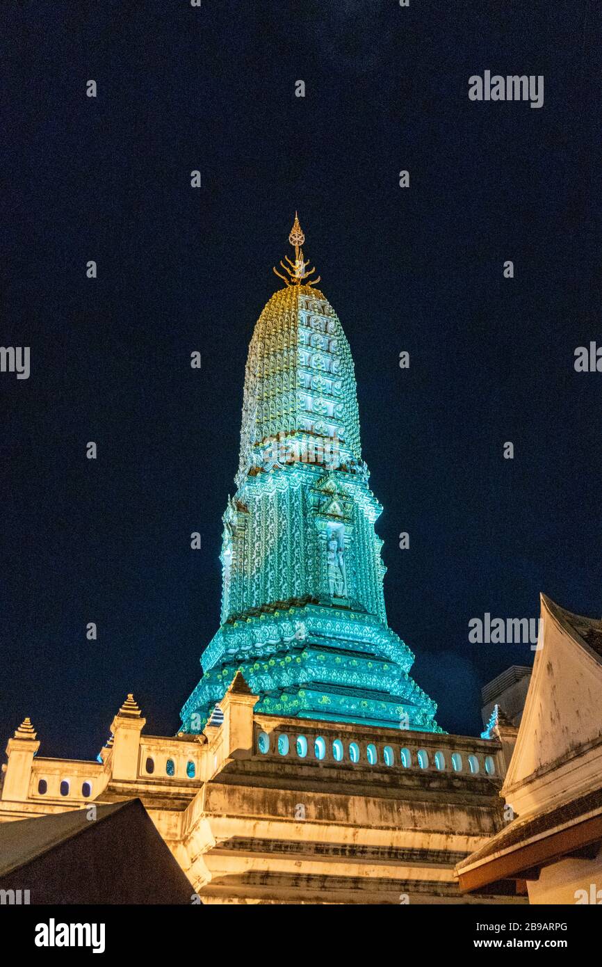 Torre in un tempio buddista Foto Stock
