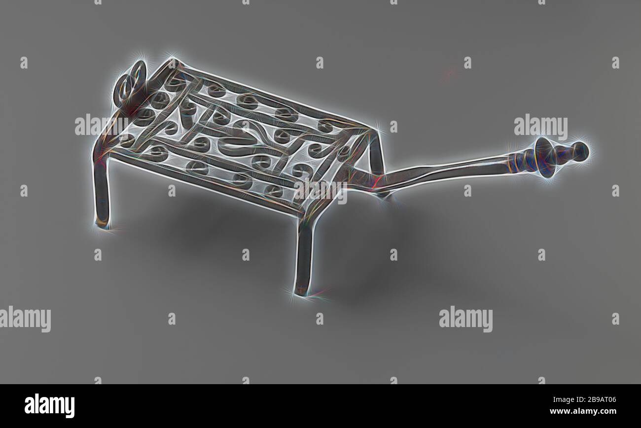 Grata di ferro con manopola di rame, c. 1400 - c. 1950, ferro (metallo), rame (metallo), h 48.0 cm × h 19.0 cm, Reimagined by Gibon, disegno di calda allegra luce di luminosità e di luminosità raggi. Arte classica reinventata con un tocco moderno. La fotografia ispirata al futurismo, abbracciando l'energia dinamica della tecnologia moderna, del movimento, della velocità e rivoluzionando la cultura. Foto Stock