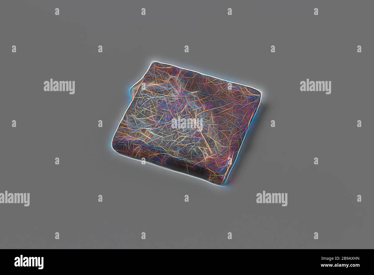 Gioca il gettone dal relitto di Hollandia, Hollandia, rettangolare, quadrato, piatto, croce diagonale incisa su un lato, gettone di gioco, Annet, Dutch East India Company, Hollandia (nave), anonima, Paesi Bassi, 1700 - in o prima del 13-lug-1743, h 2.4 cm × w 2.6 cm × d 0.3 cm, Reimaginagined by Gibon, design di calda e allegra luce di luminosità e raggi di luce radianza. Arte classica reinventata con un tocco moderno. La fotografia ispirata al futurismo, abbracciando l'energia dinamica della tecnologia moderna, del movimento, della velocità e rivoluzionando la cultura. Foto Stock