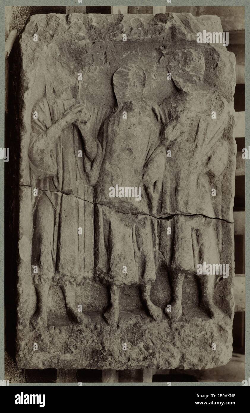 MONUMENTO FUNERALE GALLO-ROMANO. COLLEZIONE MUSEO CARNAVALET, 23 RUE DE SEVIGNE, 3 ° DISTRETTO, PARIS Stèle funèraire gallo-romaine. Collection du Musée Carnavalet, 23 rue de Sévigné, Parigi (IIIème arr.). 1882-1905. Photographie de Pierre Emonts ou Emonds. Foto Stock