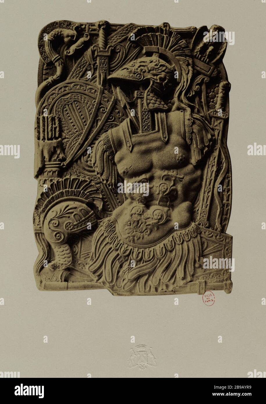 BASSORILIEVO: CORAZZATA, CASCO ROMANO bassorilievo: Cuirasse, casque romain. 1850-1900. Anonima fotographie. Foto Stock