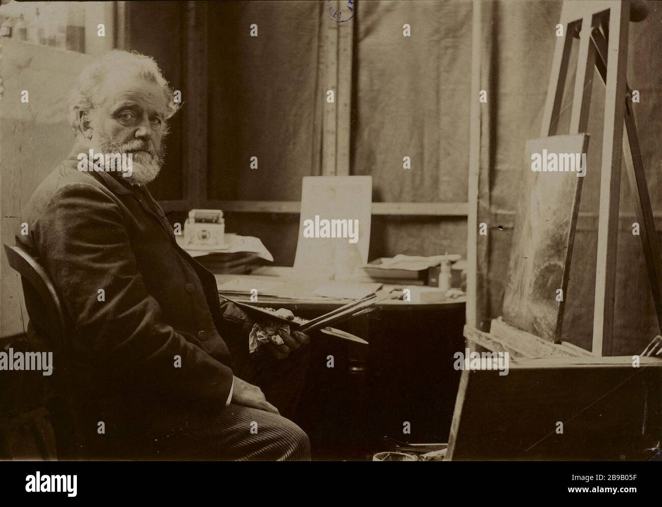 RITRATTO FANTIN-Latour, Henri (1836-1904), PROFILO AL SUO STAND Ritratto de Fantin-Latour, Henri (1836-1904), de profil devant son chevalet. 1890-1910. Anonima fotographie. Parigi, musée Carnavalet. Foto Stock