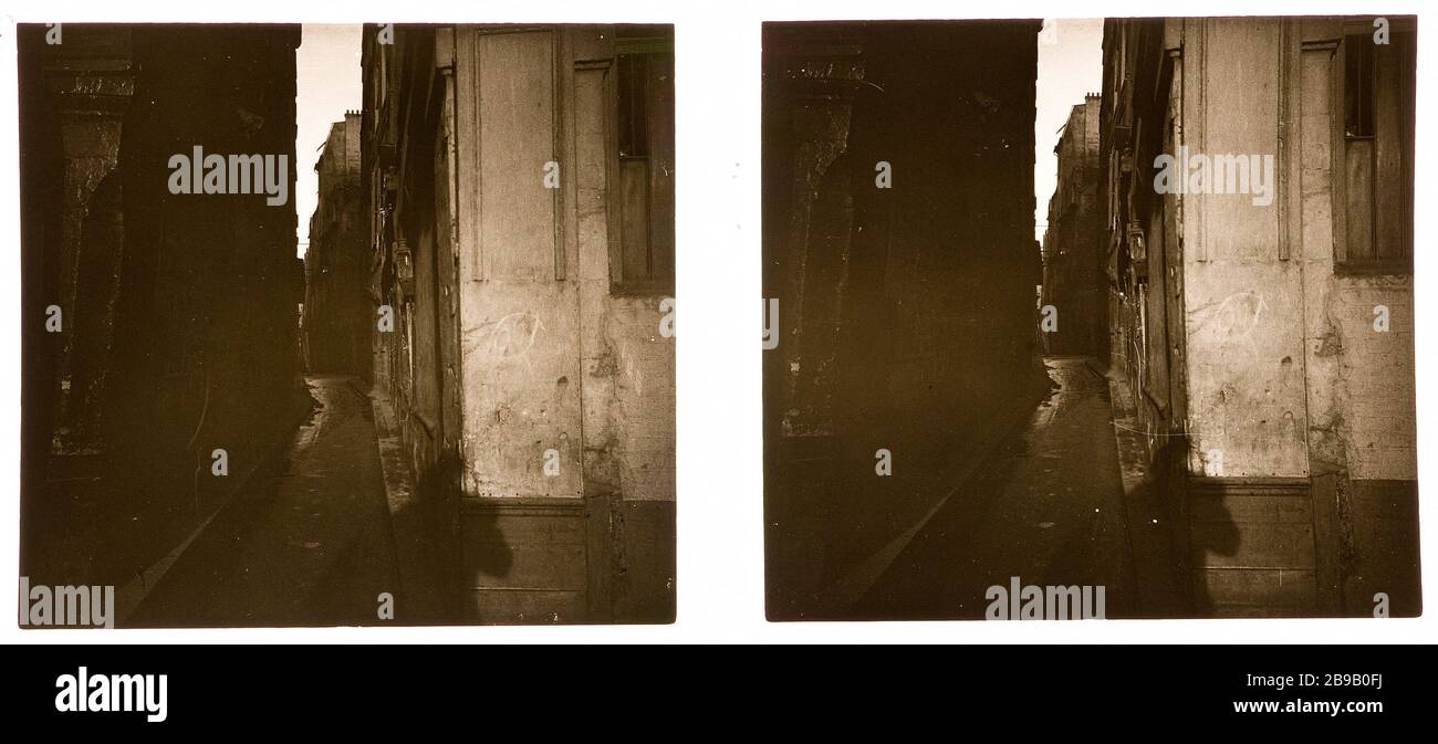 OMBRA DEL FOTOGRAFO CORSIA NON IDENTIFICATO Ombre du photographe, ruelle non identifié. 1926-1936. Anonima fotographie. Parigi, musée Carnavalet. Foto Stock