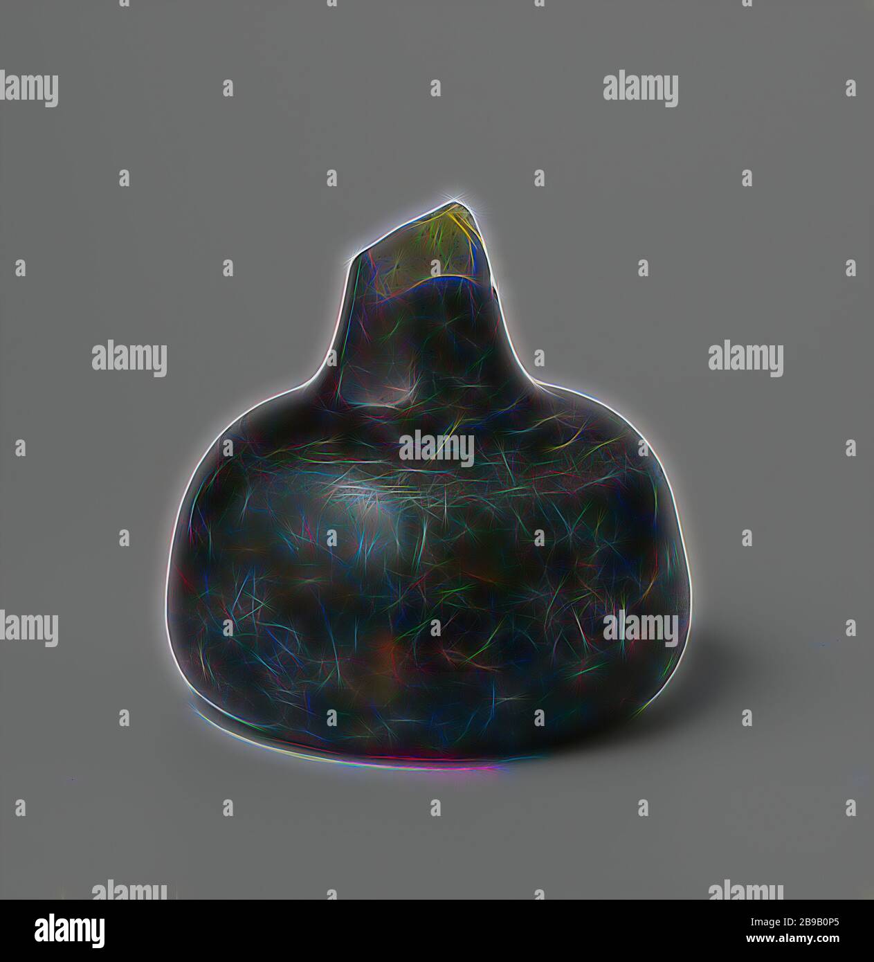 Bottiglia di vino dal relitto della nave East Indies 't Vliegend Hart, bottiglia a forma di cipolla con collo rotto di vetro verde che conteneva vino rosso (porto), olandese East India Company ' t Vliegend Hart (nave), Paesi Bassi, 1700 - 2-Mar-1735, bicchiere, h 13.6 cm Ã- d 14.5 cm, Reimagined by Gibon, design di calda e allegra luce di luminosità e di radianza dei raggi di luce. Arte classica reinventata con un tocco moderno. La fotografia ispirata al futurismo, abbracciando l'energia dinamica della tecnologia moderna, del movimento, della velocità e rivoluzionando la cultura. Foto Stock