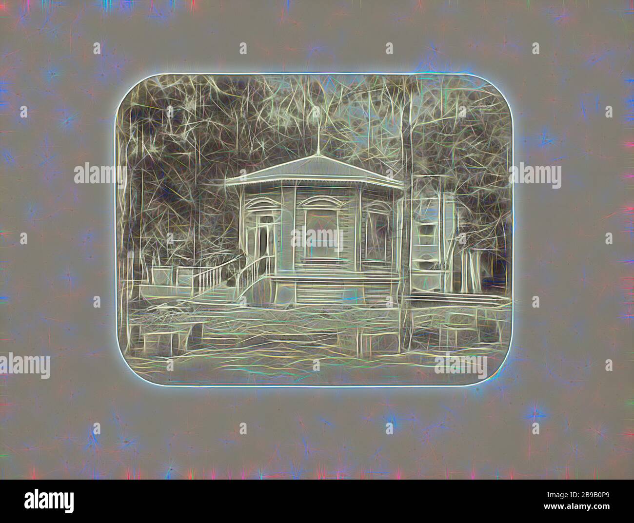 L'ufficio telefonico di Surabaya, l'ufficio telefonico (?) In Surabaya con blocchi di cemento in primo piano. Ci sono due europei sulle scale, uno con un cappello. Sulla destra una parte di una casa con colonne greche. Parte dell'album fotografico offerto dall'Associazione Soerabayasche dei produttori di zucchero a Frederik Beyerinck, residente di Surabaya., Java, Surabaya, Herman Salzwedel, 1876 - 1884, carta fotografica, stampa albumen, h 21.4 cm × w 27.5 cm, Reimagined by Gibon, design di calda e allegra luce di luminosità e raggi di luce radianza. Arte classica reinventata con un tocco moderno. Fotogra Foto Stock