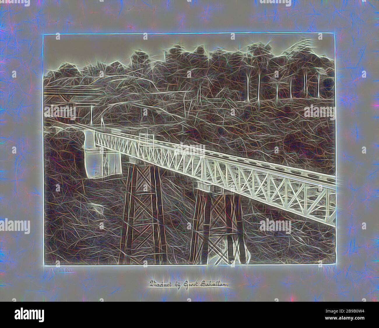 Viadotto a Groot Bakallan (titolo sull'oggetto) Ferrovie statali in Java (titolo della serie), il viadotto o ponte ferroviario a Groot Bakallan. Un treno vi aspetta di fronte al ponte. Parte di un gruppo di 62 foto in una scatola con l'iscrizione "state Railways on Java" del 1888, Java, Herman Salzwedel (citato sull'oggetto), Surabaya, 1880 - 1888, carta fotografica, stampa albumina, h 300 mm × w 370 mm h 215 mm × w 275 mm, Reimagined by Gibon, design di calda e allegra luce di luminosità e raggi di luce radianza. Arte classica reinventata con un tocco moderno. Fotografia ispirata al futurismo, che abbraccia dynam Foto Stock