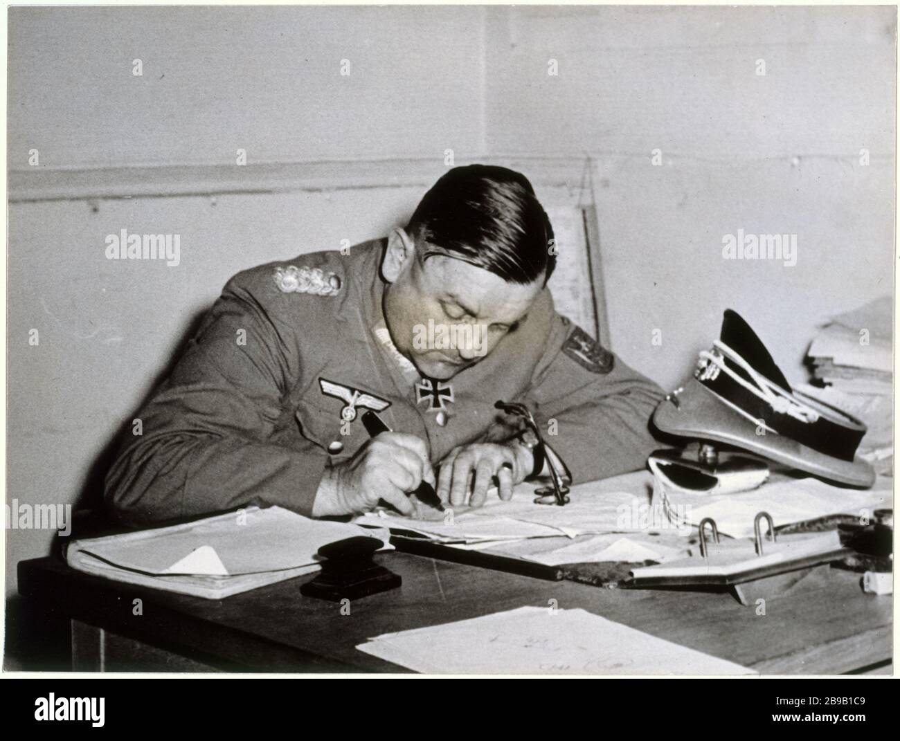 IL GENERALE CHOLTITZ FIRMA L'ATTO DI RESPONSABILITÀ DELLE TRUPPE TEDESCHE DI PARIGI, 1944 AGOSTO GUERRE 1939-1945. "Le général von Choltitz signe l'acte de reddition des troupes allemandes de Paris". Le aurait été réalisée dans le bureau 32 de la gare Montparnasse et corrisprait au moment où von Choltitz écrit une lettre de réclamation pour retrouver sa cantine personnelle qui aurait disparue à Hotel Meurice. Parigi, août 1944. Anonima fotographie. Parigi, musée Carnavalet. Foto Stock