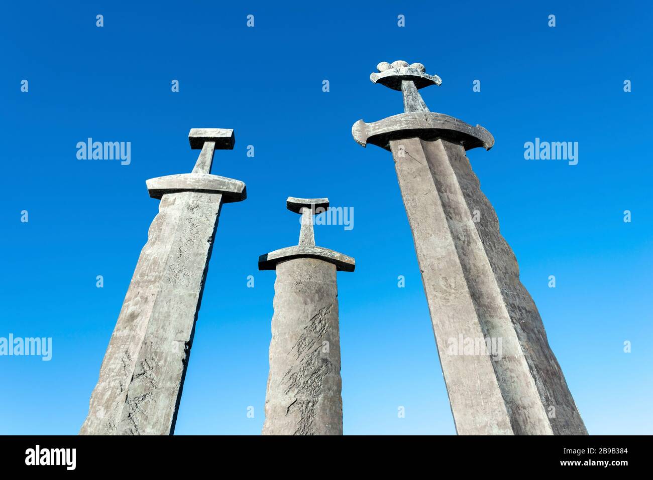 Colossale monumento a tre spade vichinghe in commemorazione della battaglia di Hafrsfjord, Stavanger, Norvegia, febbraio 2018. Il monumento è svelato dalla Norvegia Foto Stock