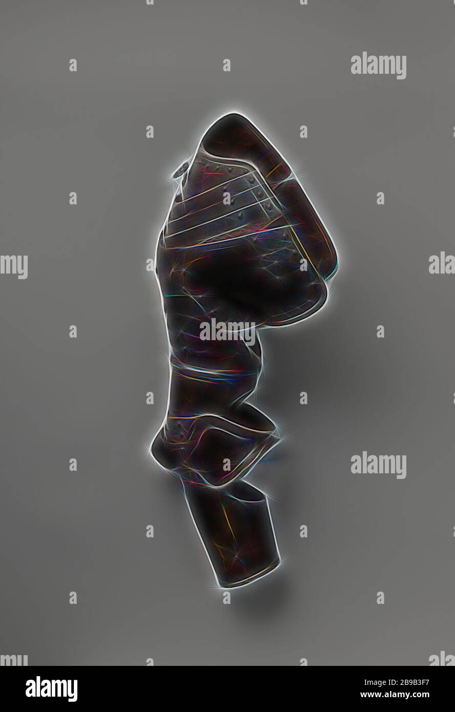 Il braccio sinistro del coperchio, nero, ferro, è costituito da una piastra di spallamento, braccio storto tubo, tubo a gomito e il braccio inferiore tubo. La piastra dello spallamento è articolata e presenta rivetti neri e una doppia linea decorativa parallelamente ai bordi flangiati. Una fibbia di ferro al di sopra delle strisce. La parte superiore del braccio tubo è articolato e dispone di camere doppie linee decorative parallelamente al bordo. Il tubo a gomito presenta due piastre ovale nei fianchi. Il braccio inferiore tubo è costituito di due parti che sono collegate tra loro per mezzo di una cerniera con cui può essere piegato in posizione aperta. L'interno è bianco e nero e ha tre fasce di pelle nella piastra dello spallamento che sono Foto Stock