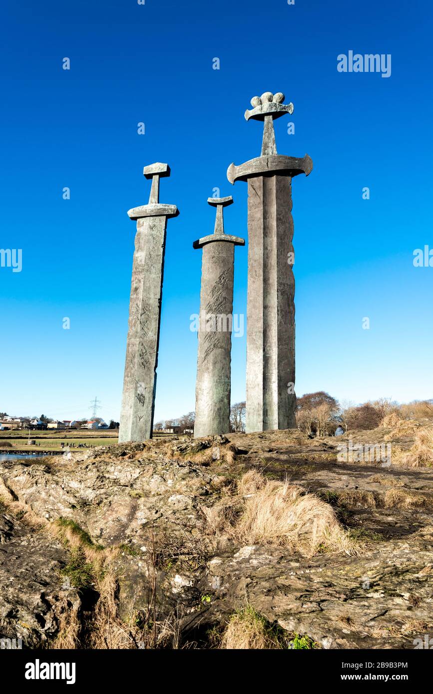 Tre spade verticali alte scenografiche in roccia a terra sulla riva del fiordo di Hafrsfjord, , Stavanger, Norvegia, febbraio 2018. Il monumento è svelato dai norvegi Foto Stock