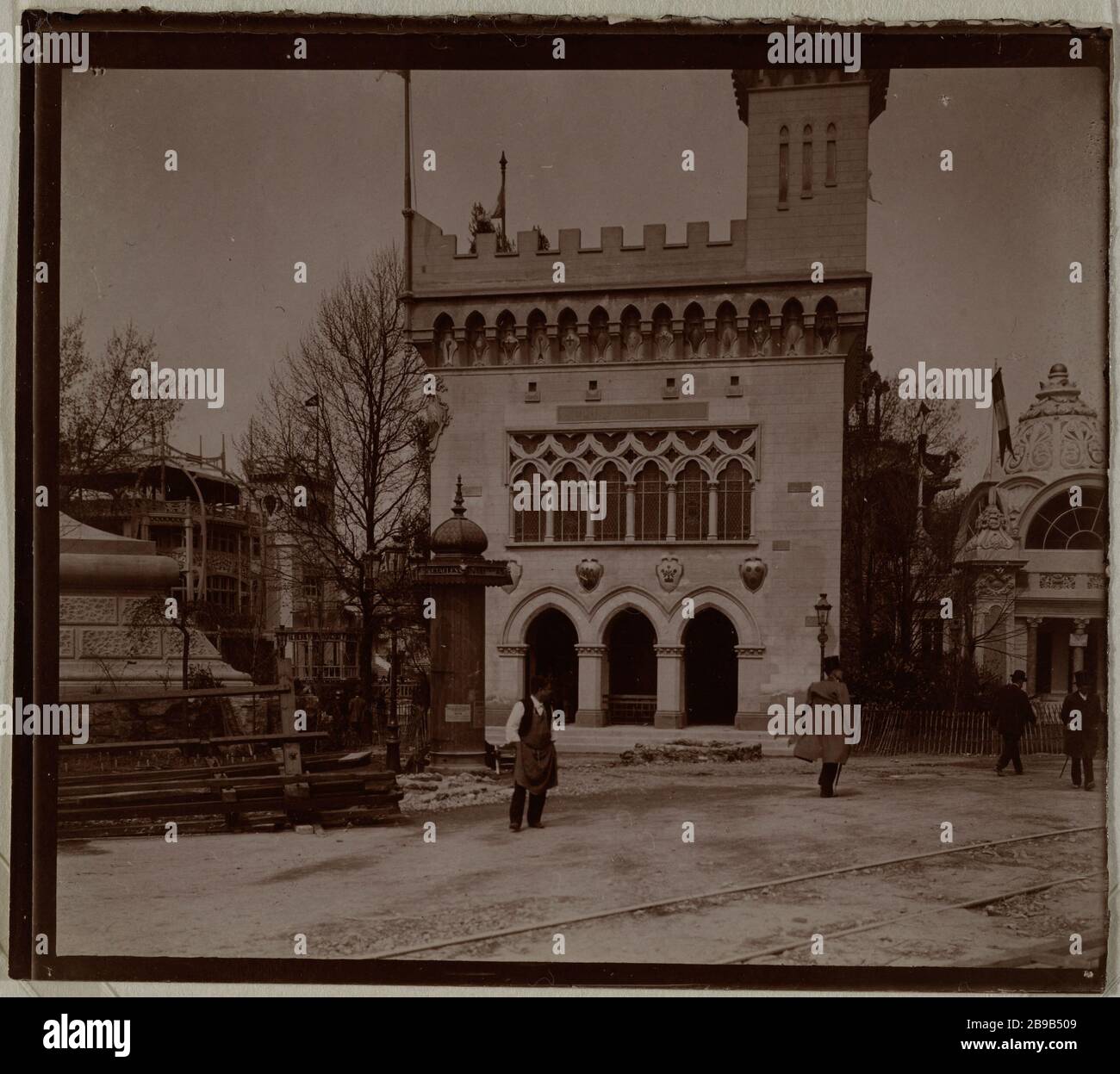 MOSTRA UNIVERSALE del 1900: LA BANDIERA DI SAN MARINO AI PIEDI DELLA TORRE EIFFEL, 7 ° DISTRETTO, PARIS Exposition Universelle de 1900 : le pavillon de Saint-Marin au pied de la Tour Eiffel, Parigi (VIIème arr.). 1900. Anonima fotographie. Foto Stock