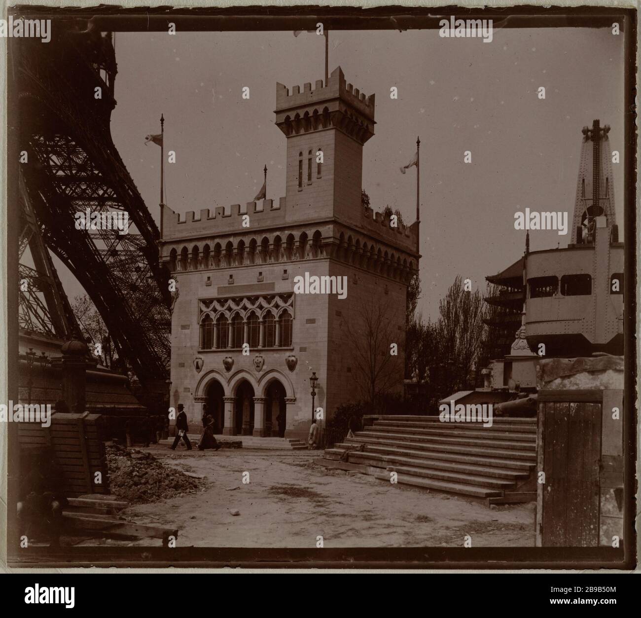 MOSTRA UNIVERSALE DEL 1900: LA BANDIERA DI SAN MARINO E I MERCATI DEL PALAZZO DELLE MINIERE E METALLURGICO, AI PIEDI DELLA TORRE EIFFEL, 7 ° DISTRETTO, PARIS EXPOSITION UNIVERSELLE DE 1900 : le pavillon de Saint-Marin et les Marches du Palais des Mines et de la Métallurgie, au pied de la Tour Eiffel, Parigi (VIIème arr.). 1900. Anonima fotographie. Foto Stock