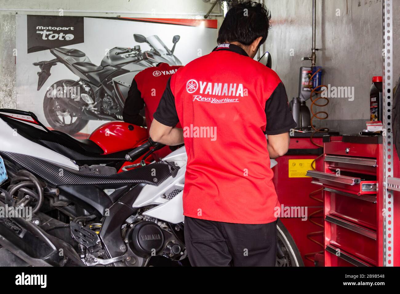 Lima, Perù - Diciembre 14, 2019: La moto viene riparata e venduta nel negozio Motopartto Yamaha, negozio comune di lima Foto Stock