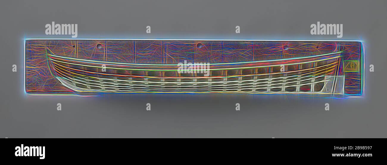 Modello mezzo di un modello di stampo policromato (porta) di un'inclinazione. Specchio piatto con bordo di recinzione, timone largo. Il velato corre fino ad entrambe le estremità, un barwood, continuo sullo specchio. Capriate a grappolo, anonime, Paesi Bassi, 1780 - 1820, legno (materiale vegetale), h 15 cm × w 90,9 cm × d 10,5 cm, Reimagined by Gibon, disegno di calda luce allegra di luminosità e raggi luminosi. Arte classica reinventata con un tocco moderno. La fotografia ispirata al futurismo, che abbraccia l'energia dinamica della tecnologia moderna, del movimento, della velocità e rivoluziona la cultura. Foto Stock