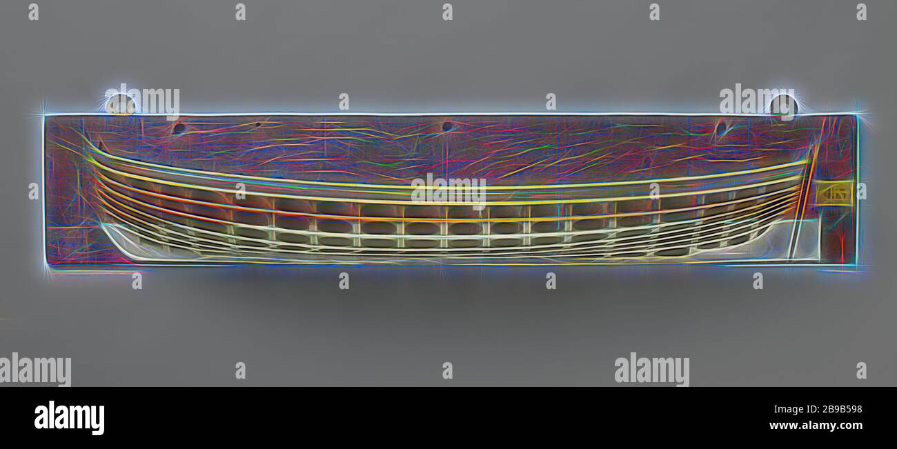 Modello mezzo di un modello di stampo policromato (porta) di un'inclinazione. Specchio piatto con bordo di recinzione, timone largo con timone. Il velato corre ad entrambe le estremità, un barwood, chiglia stacked cava. Capriate a grappolo, anonime, Paesi Bassi, 1780 - 1820, legno (materiale vegetale), h 20 cm × w 97,8 cm × d 13 cm, Reimagined by Gibon, disegno di calda luce allegra di luminosità e raggi luminosi. Arte classica reinventata con un tocco moderno. La fotografia ispirata al futurismo, che abbraccia l'energia dinamica della tecnologia moderna, del movimento, della velocità e rivoluziona la cultura. Foto Stock